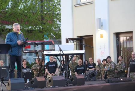 DVE UNIFORMI ENA PESEM 06 FOTO LJUBO VUKELIČ